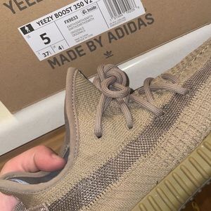 Yeezy 350 V2 EARTH 
Size 5 YOUTH